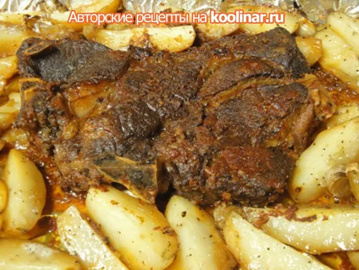 Мясо с картофелем и чесноком в духовке: шаг 6