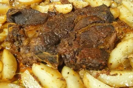Мясо с картофелем и чесноком в духовке: шаг 6