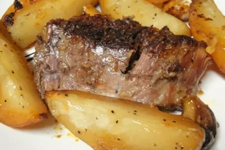 Мясо с картофелем и чесноком в духовке: шаг 7