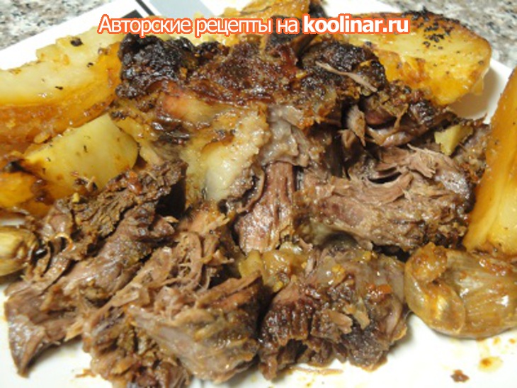 Мясо с картофелем и чесноком в духовке: шаг 8