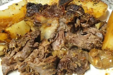 Мясо с картофелем и чесноком в духовке: шаг 8