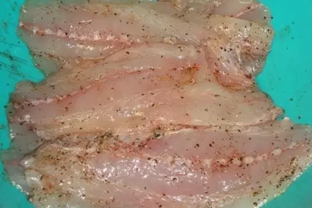 Рыба с орехами и каперцами под горчичным соусом с вином: шаг 2