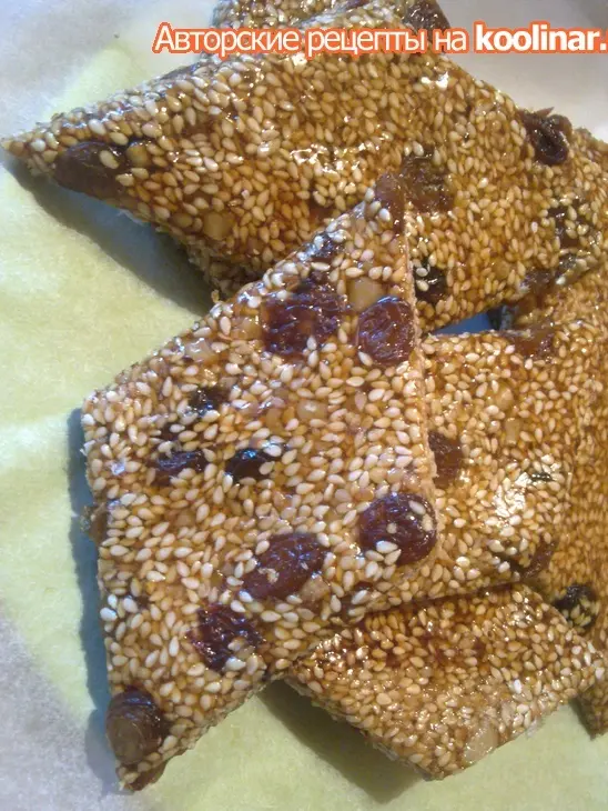 Кунжутные козинаки с изюмом и грецкими орехами: шаг 1