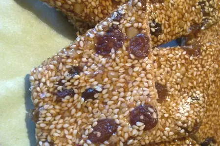 Кунжутные козинаки с изюмом и грецкими орехами: шаг 1