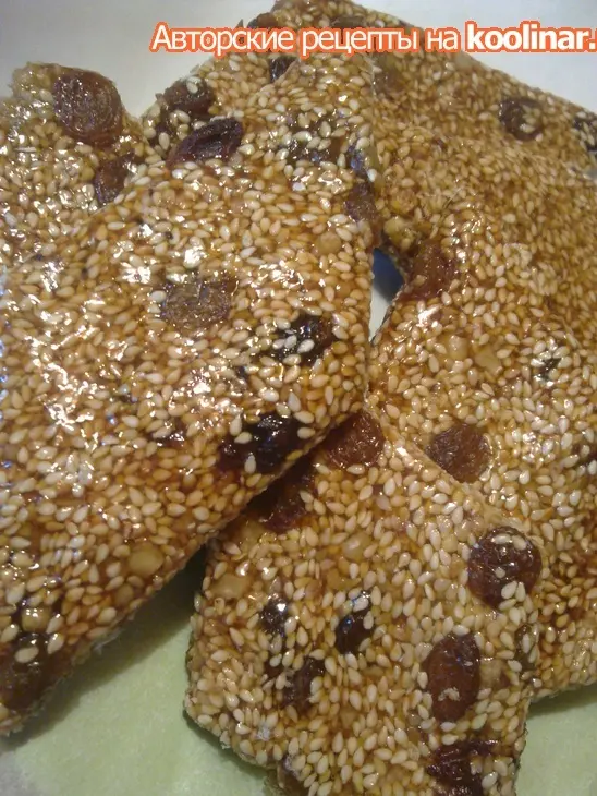 Кунжутные козинаки с изюмом и грецкими орехами: шаг 2