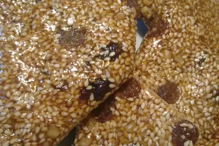 Кунжутные козинаки с изюмом и грецкими орехами: шаг 2