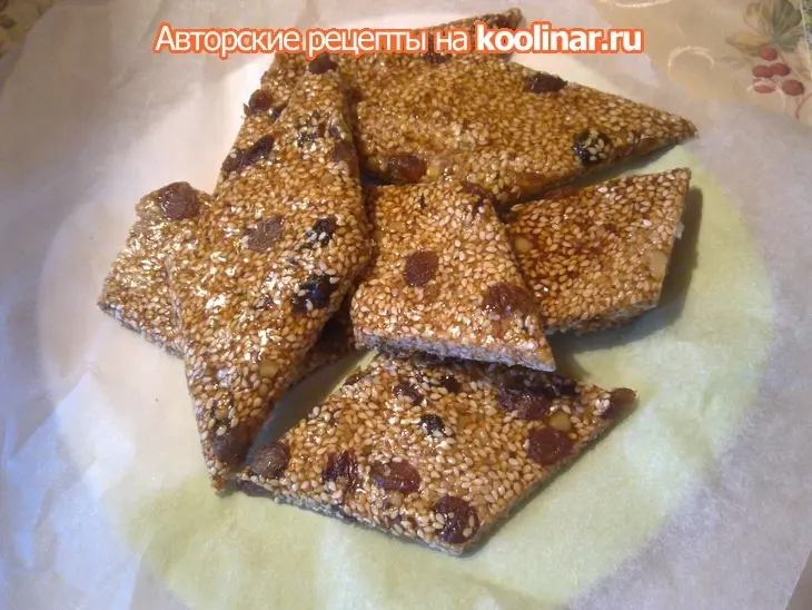 Кунжутные козинаки с изюмом и грецкими орехами: шаг 3