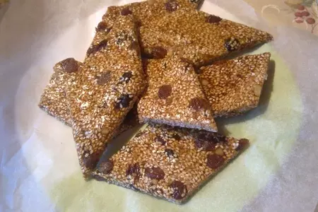 Кунжутные козинаки с изюмом и грецкими орехами: шаг 3