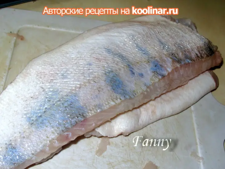 Судачьи заливные филейчики с овощами, зеленью, хреном и лососевой икрой: шаг 1