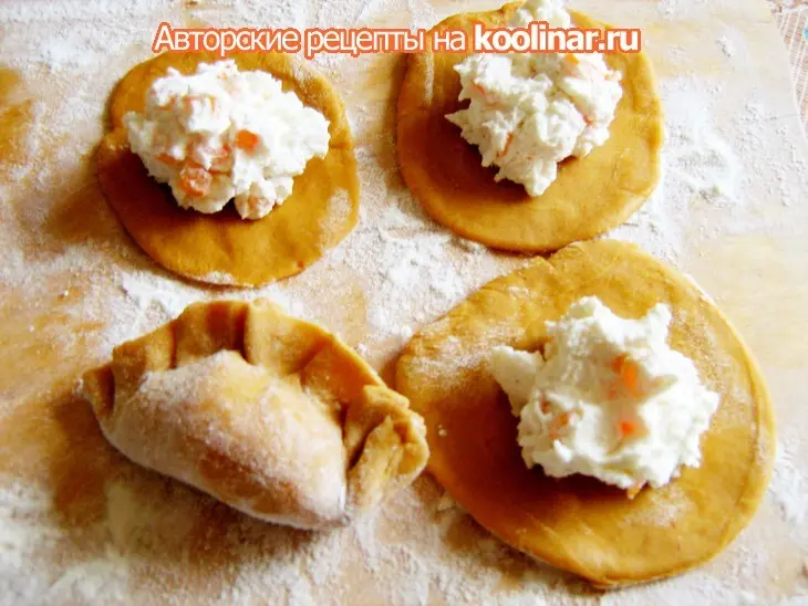 "красные" паровые вареники с творогом и паприкой: шаг 4