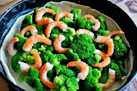 Закусочный пирог с брокколи,креветками и пармезаном.(дуэль): шаг 7