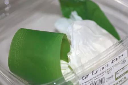 Десерт из сыра буррата с ягодами и кленовым сиропом.: шаг 3