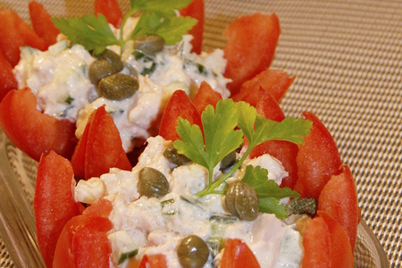Помидоры фаршированные салатом из тунца с каперсами.: шаг 4