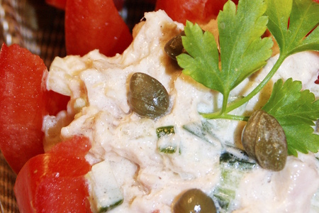 Помидоры фаршированные салатом из тунца с каперсами.: шаг 5