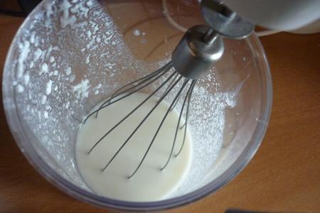 Малиновый пирог (на кислом молоке)- "малинка на снегу": шаг 4