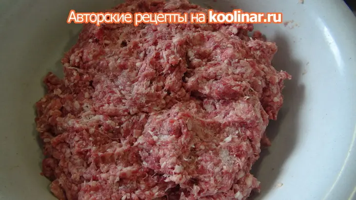Мясное кольцо, фаршированное перепелиными я йцами с украшениями из слоёного теста: шаг 1