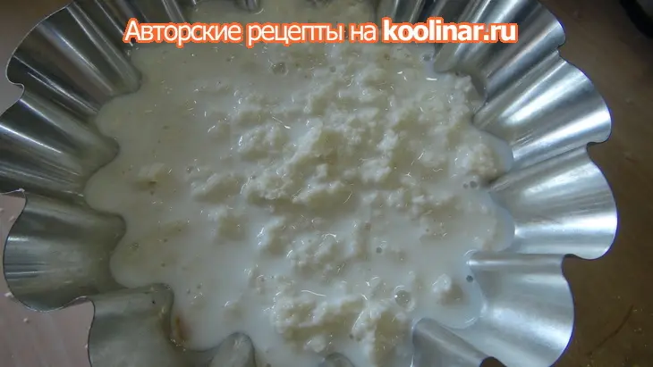 Мясное кольцо, фаршированное перепелиными я йцами с украшениями из слоёного теста: шаг 2