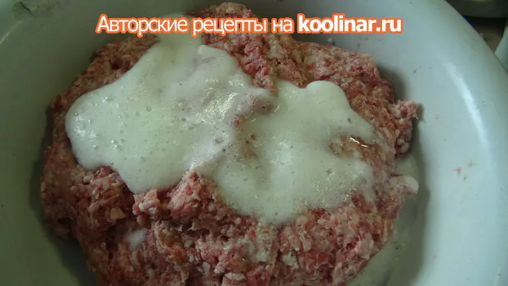 Мясное кольцо, фаршированное перепелиными я йцами с украшениями из слоёного теста: шаг 4