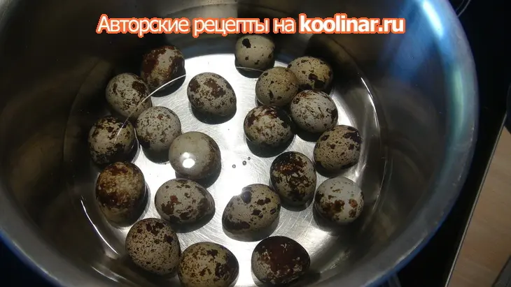 Мясное кольцо, фаршированное перепелиными я йцами с украшениями из слоёного теста: шаг 5