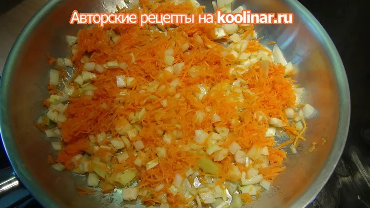 Мясное кольцо, фаршированное перепелиными я йцами с украшениями из слоёного теста: шаг 6