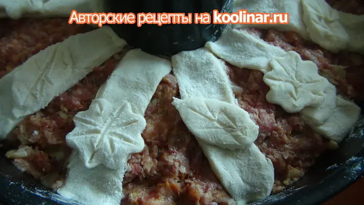 Мясное кольцо, фаршированное перепелиными я йцами с украшениями из слоёного теста: шаг 12