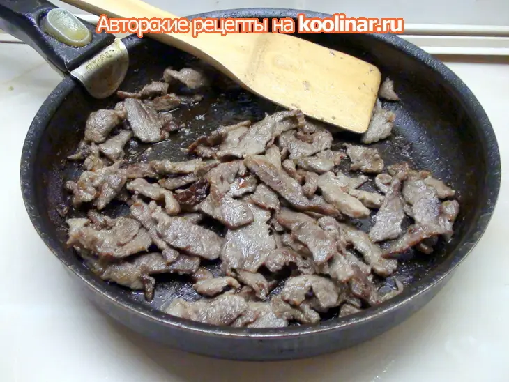 Тёплый салат с жареной говядиной и миндальными лепестками.: шаг 1