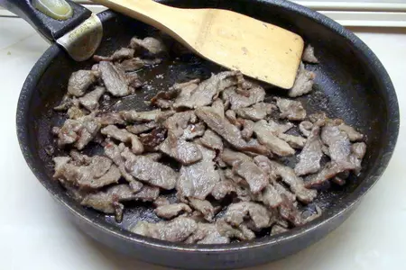 Тёплый салат с жареной говядиной и миндальными лепестками.: шаг 1