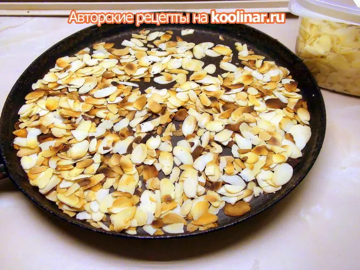 Тёплый салат с жареной говядиной и миндальными лепестками.: шаг 4