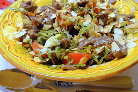 Тёплый салат с жареной говядиной и миндальными лепестками.: шаг 6