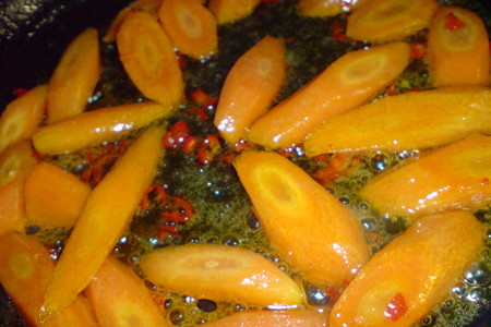 Тёплый витаминный салат из цветной капусты,моркови,чили и орешек-кешью.: шаг 4