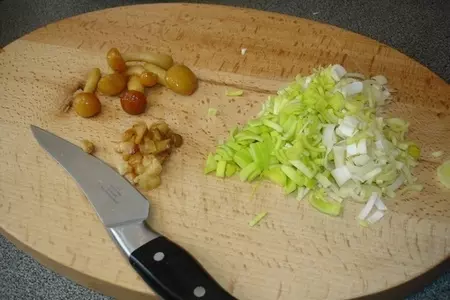 Запеченый фаршированный лук порей в сливочном-сырном соусе: шаг 4