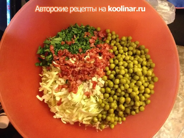 Салат из свежей капусты с салями и курицей: шаг 3