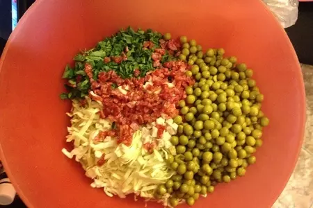 Салат из свежей капусты с салями и курицей: шаг 3