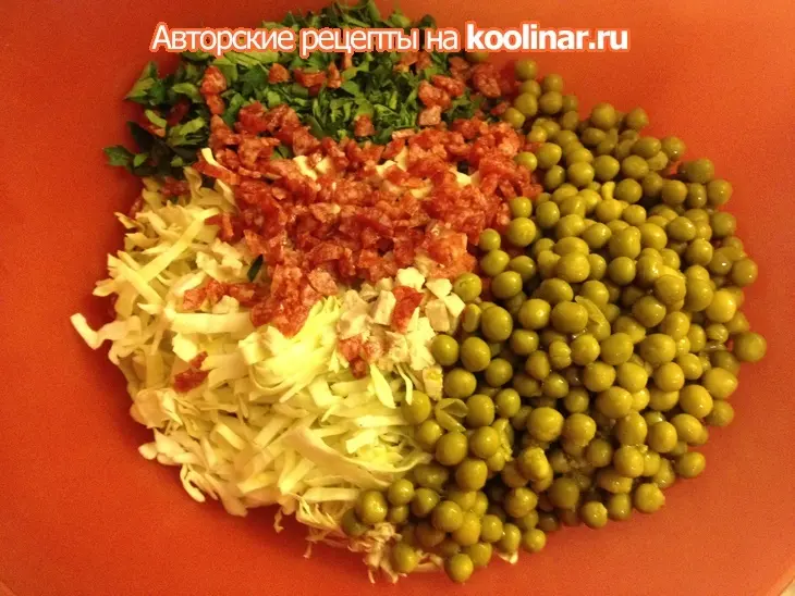 Салат из свежей капусты с салями и курицей: шаг 4