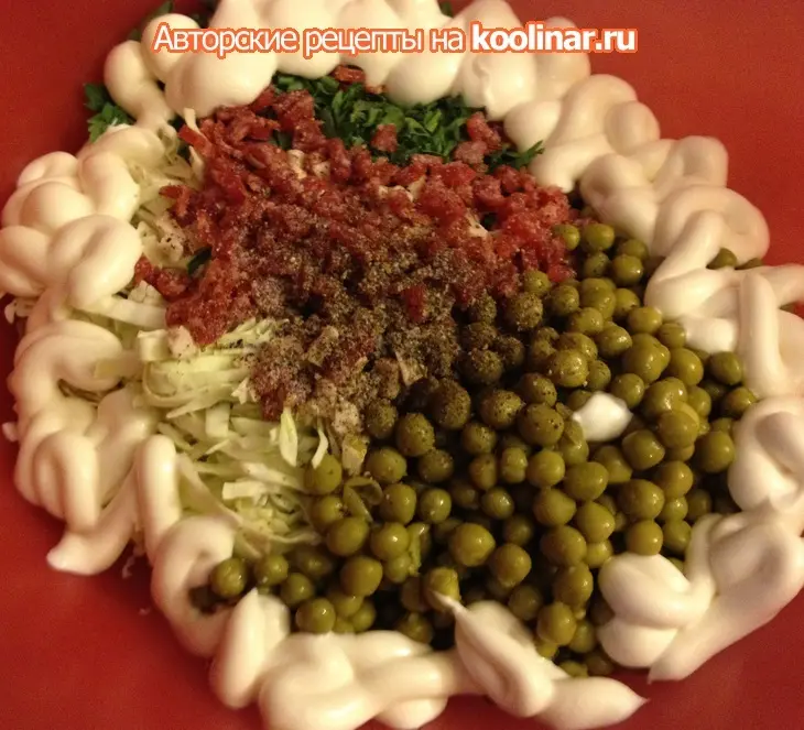 Салат из свежей капусты с салями и курицей: шаг 5