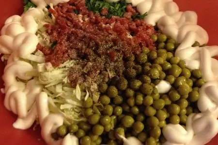 Салат из свежей капусты с салями и курицей: шаг 5