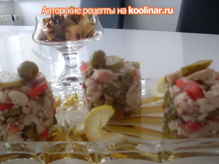 Закуска из копчёной форели и бонус маринованный сыр с оливками и вялеными томатами.: шаг 3