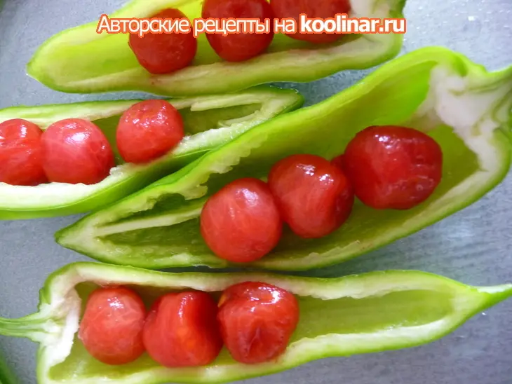 Запеченные перцы, фаршированные помидорками - черри: шаг 3