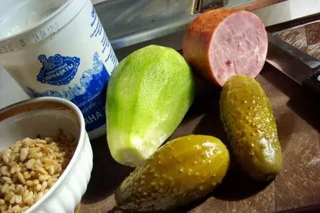 Салат из редьки, соленых огурцов и ветчины с кедровыми орехами: шаг 1