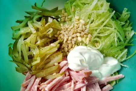 Салат из редьки, соленых огурцов и ветчины с кедровыми орехами: шаг 2