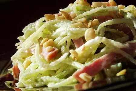 Салат из редьки, соленых огурцов и ветчины с кедровыми орехами: шаг 3