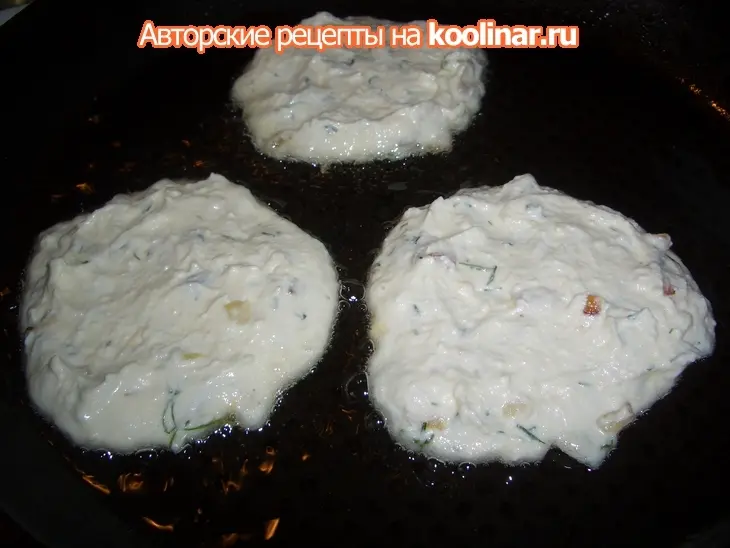 Творожные оладьи с луком: шаг 6