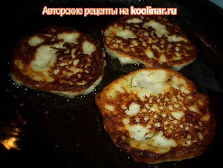 Творожные оладьи с луком: шаг 7