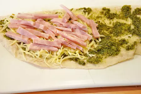 А-ля кесадилья с соусом песто, курицей, ветчиной (домашний фаст-фуд): шаг 4