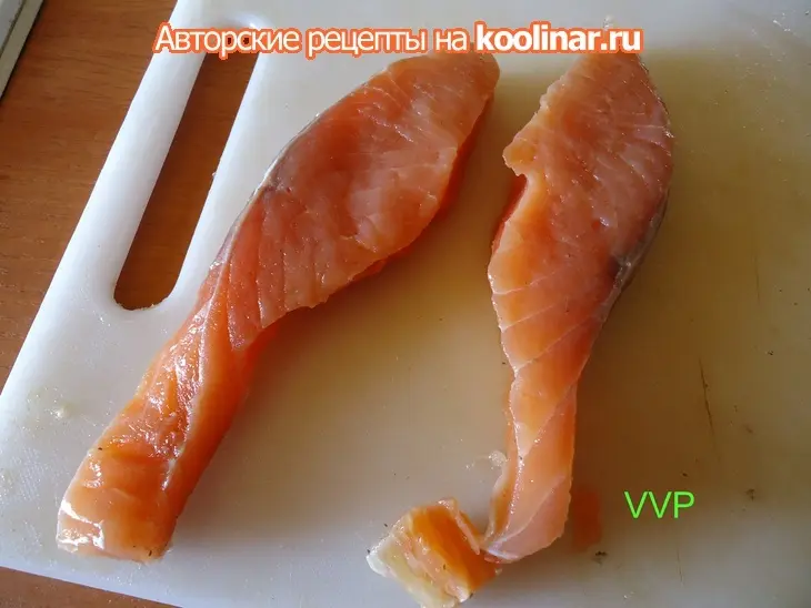 Салат с семгой и свежим огурцом праздник: шаг 1
