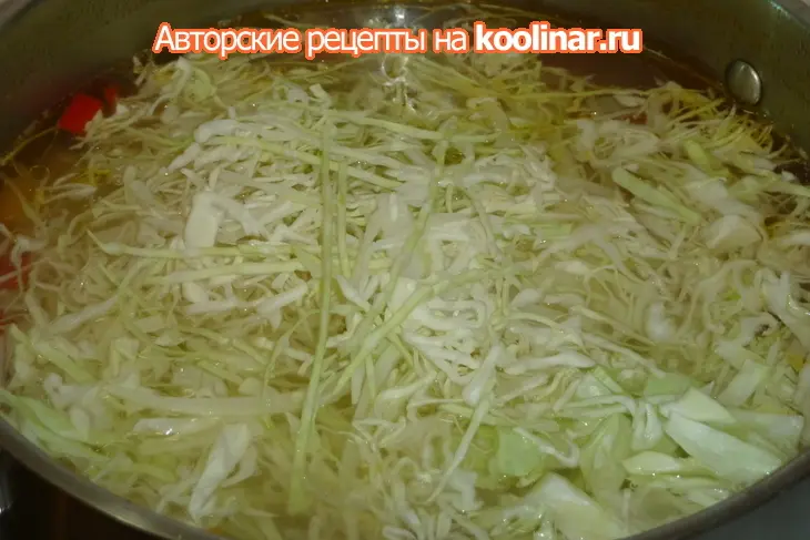 Щи из молодой капусты с фасолью и мясом птицы: шаг 5