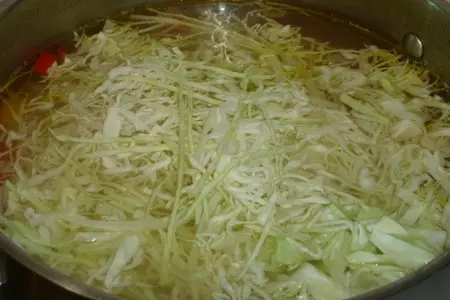 Щи из молодой капусты с фасолью и мясом птицы: шаг 5