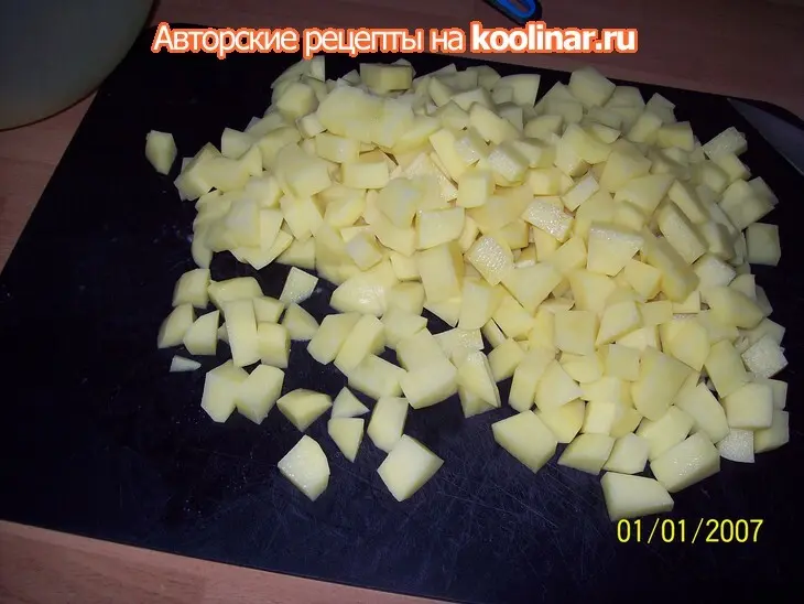 Вареники с сырой картошкой и черемшой на пару.: шаг 1