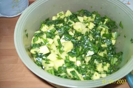 Вареники с сырой картошкой и черемшой на пару.: шаг 4