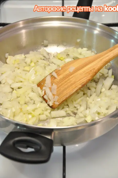 Жульен с семгой и грибами: шаг 1